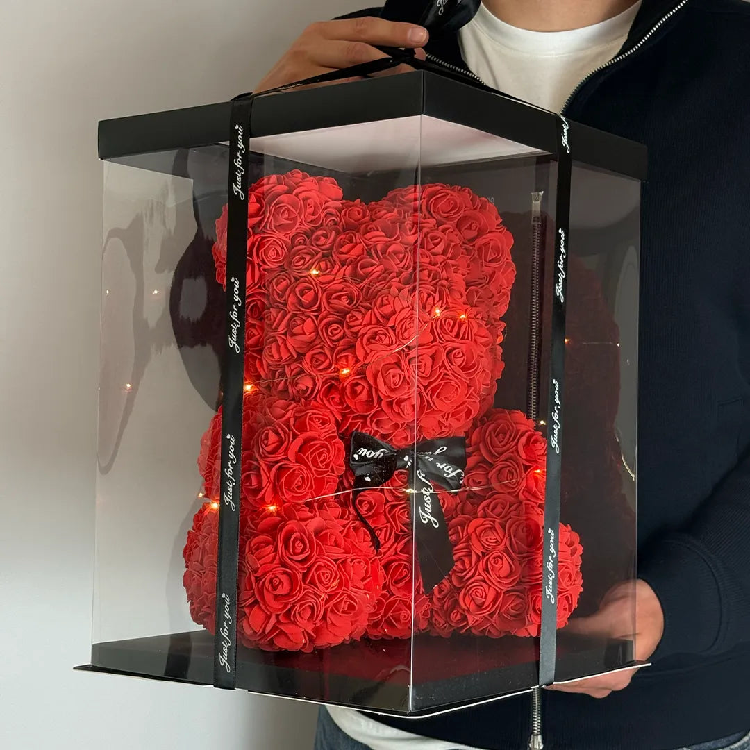 Miś z róż w eleganckim pudełku prezentowym – 22 cm / 35 cm / 35 cm z girlandą LED