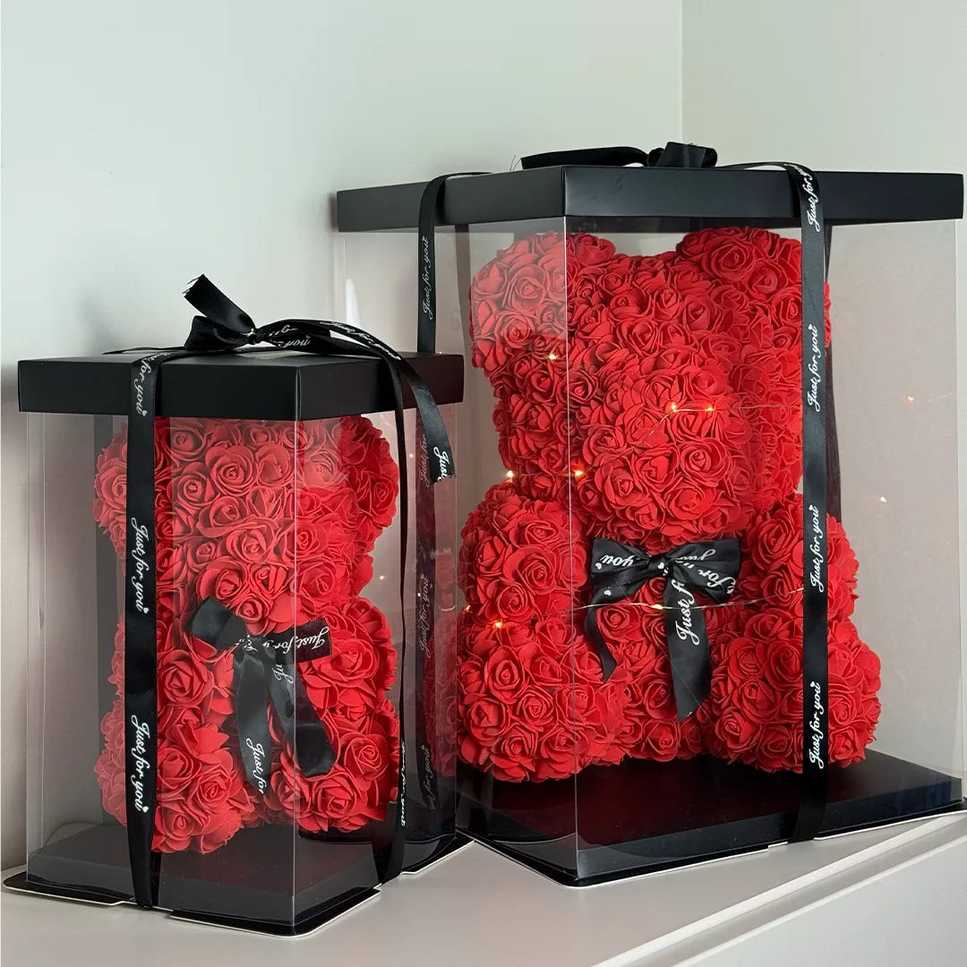 Miś z róż w eleganckim pudełku prezentowym – 22 cm / 35 cm / 35 cm z girlandą LED